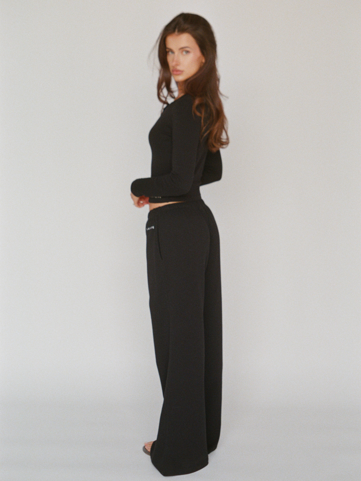 100% organic cotton long sleeve crop top - black
